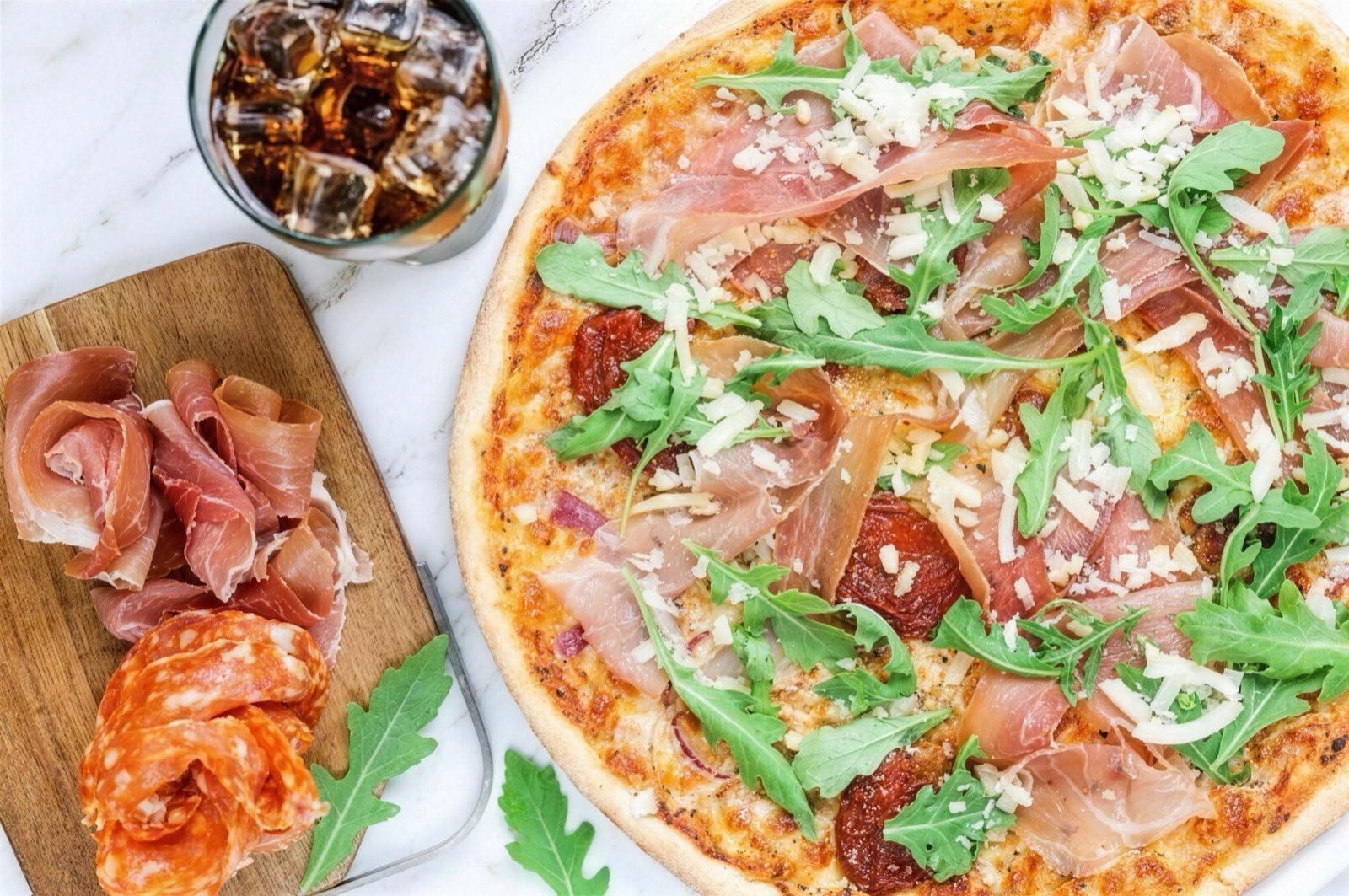 Nybakad pizza från Restaurang Lokus i Örebro